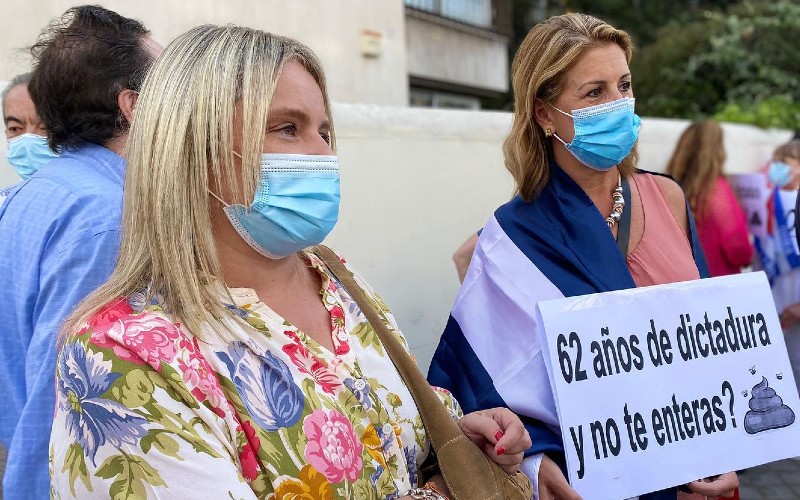 La portavoz del PP de Rivas, Janette Novo, envuelta en la bandera de Cuba