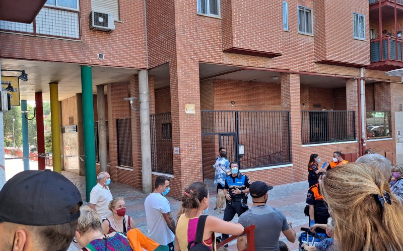 El bloque de viviendas situado junto a los coches incendiados ha sido desalojado debido al humo