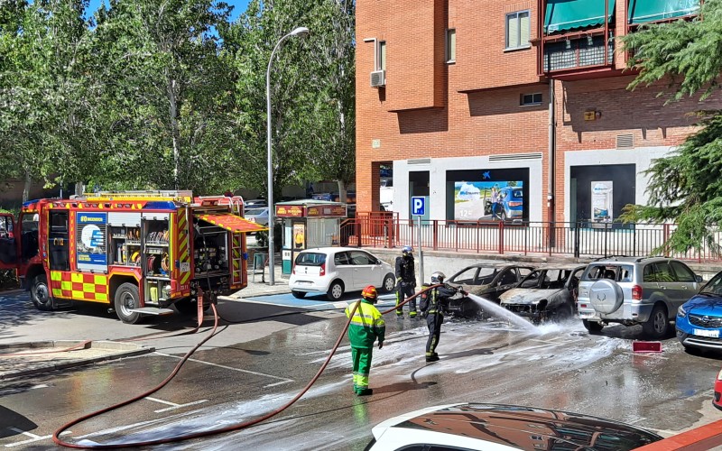 Desalojan un edificio tras incendiarse dos coches en Covibar