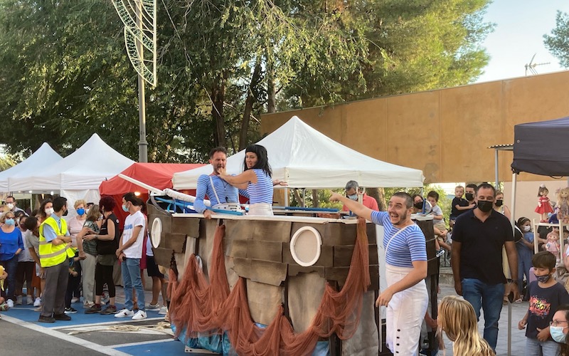 Teatro de calle ´Glubs´ en el mercado artesano del Casco Antiguo
