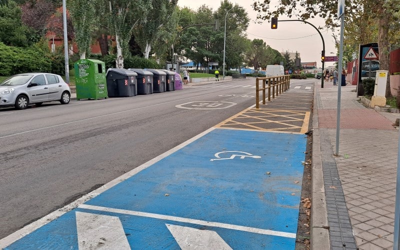 Plaza para personas con movilidad reducida en entorno escolar de Rivas Vaciamadrid