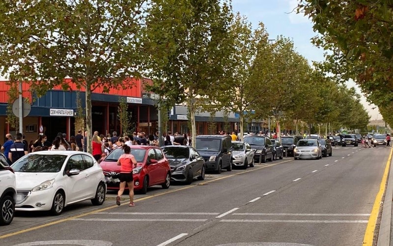 Coches aparcados en doble fila frente al colegio Hipatia, el día del estreno de las Zonas de Bajas Emisiones