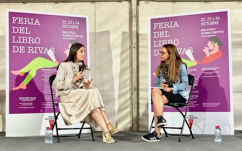 La novelista Espido Freire, y la concejala de Cultura, Aída Castillejo, en la Feria del Libro en Rivas Vaciamadrid 