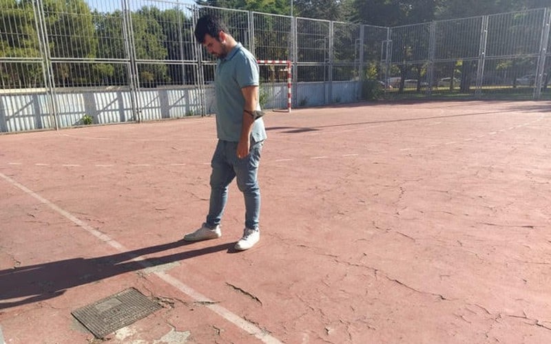 El portavoz de Cs en el Ayuntamiento de Rivas, en unas pista deportiva municipal