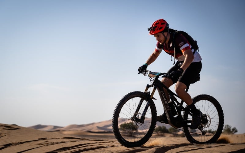 Diego pedalea sobre la arena en una etapa de la Titan Ebike