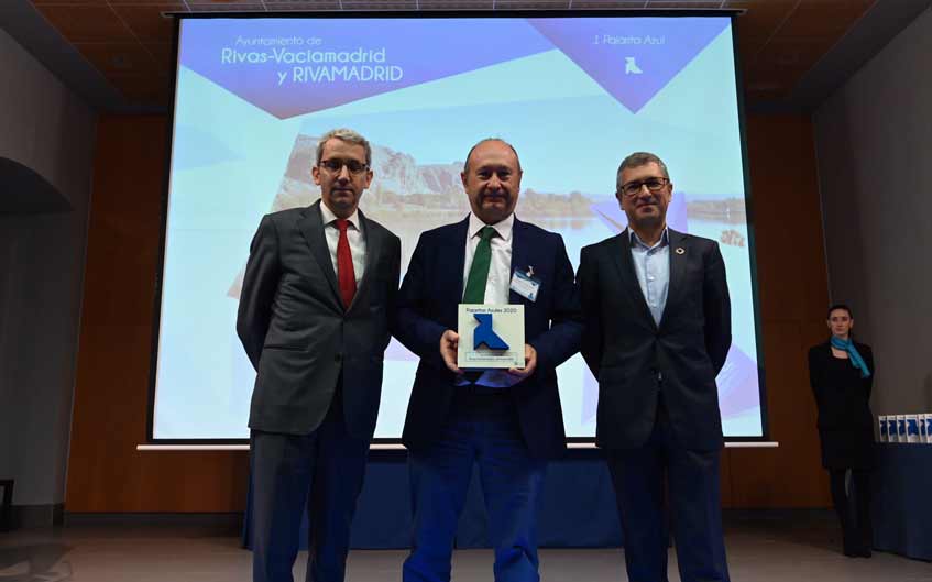 Enrique Corrales recibe el premio Pajarita Azul concedido a Rivas Vaciamadrid y Rivamadrid, en febrero de 2020