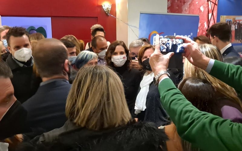 Ayuso, fotografiándose con simpatizantes y afiliados de Rivas Vaciamadrid