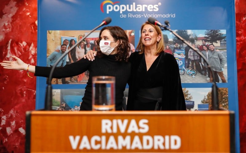 La presidenta de la Comunidad de Madrid, Isabel Díaz Ayuso, con Janette Novo, presidenta del PP de Rivas Vaciamadrid