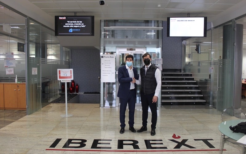 David París, presidente de ASEARCO, y Pedro Moreno Borreguero, representante de Iberext e Iberplus Seguridad, durante la firma del acuerdo entre empresas