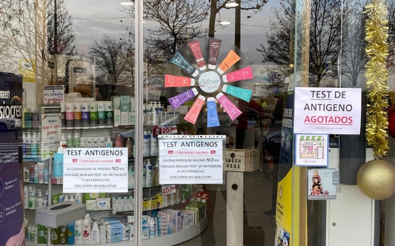 Carteles informativos en la puerta de la farmacia Cristo de Rivas