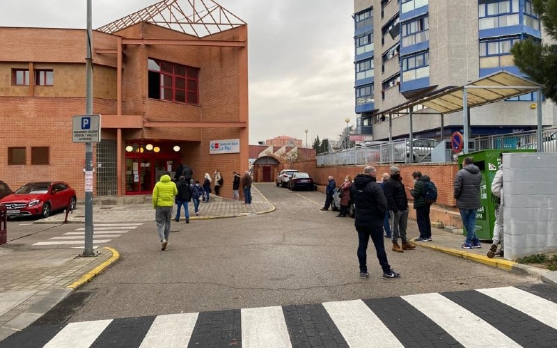 La cola en el exterior del centro de salud La Paz este martes 21 de diciembre por la mañana