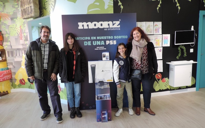 Entrega premio PlayStation 5 a Isabel González, ganadora del sorteo de Moonz Rivas