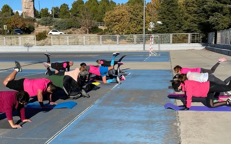 Entrenamiento de fuerza del Run Faster Rivas en el parque Bellavista
