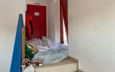 Varios jóvenes sin hogar malviven en las zonas comunes de una urbanización en Rivas Vaciamadrid