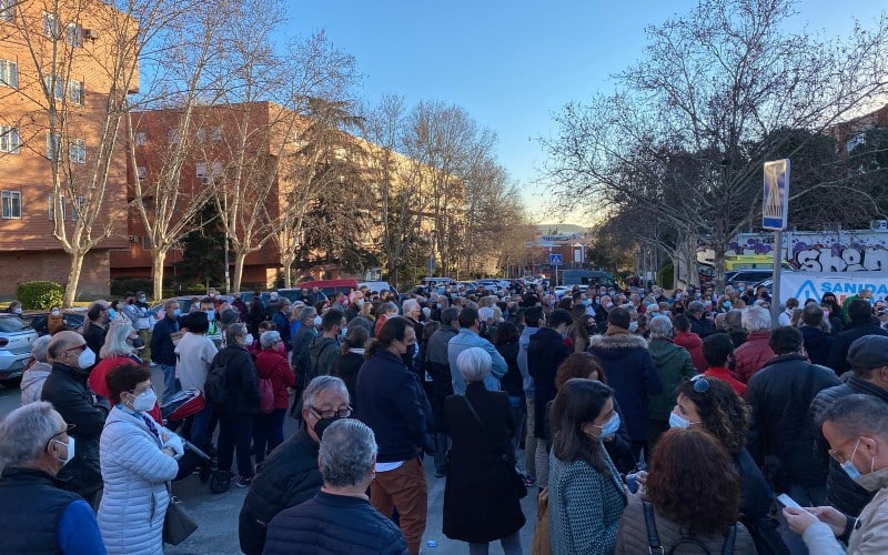 La ciudadanía de Rivas, frente al centro de salud La Paz, reivindicando la Sanidad Pública