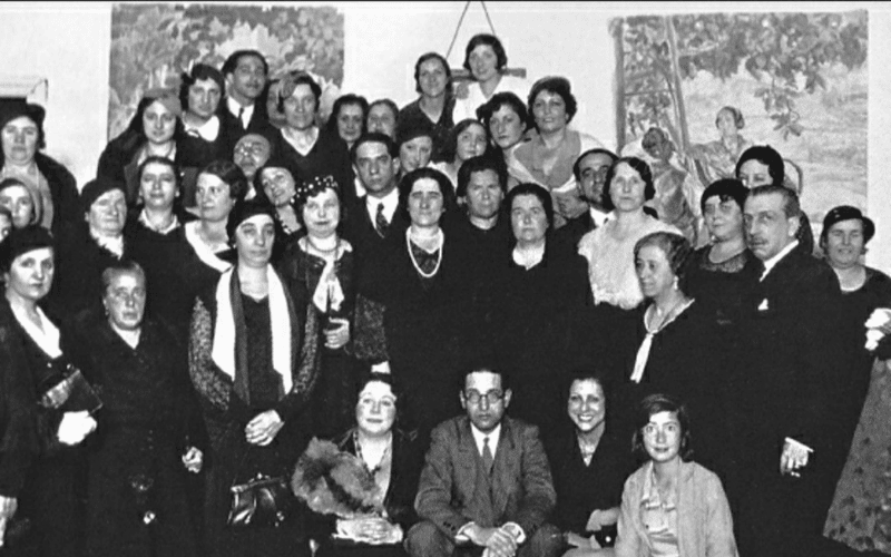Clara Campoamor con las alcaldesas de Madrid en 1932. A la izquierda, mirando fuera de cámara, la tercera es Catalina San Martín, alcaldesa de Rivas Vaciamadrid (Fuente: Archivo General de la Administración)