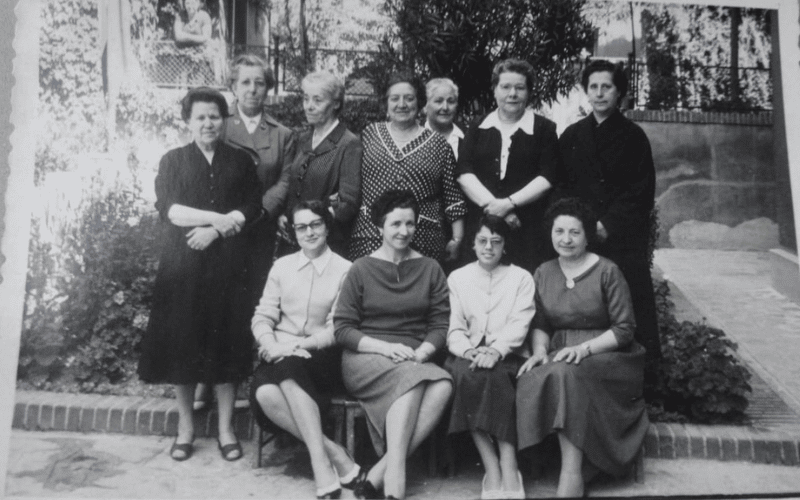 Catalina San Martín López, alcaldesa de Rivas Vaciamadrid, en la esquina inferior derecha, junto a otras profesoras, en Valencia (Fuente: Pilar Moreno)
