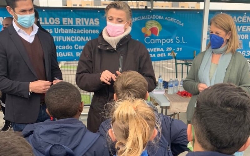 La Directora General de Deportes de la Comunidad de Madrid, Coral Bistuer, y los concejales del PP en Rivas, en el I Torneo Solidario CD Rivas Jarama
