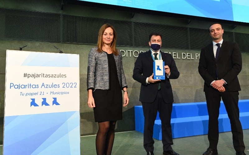 Pedro del Cura, con la Pajarita de Papel 2022 de Rivas Vaciamadrid