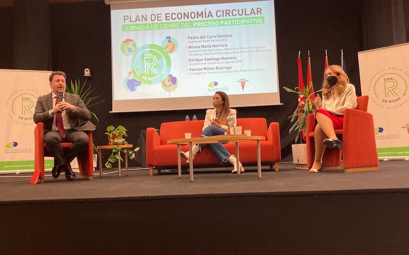 El alcalde de Rivas, Pedro del Cura; la concejala de Transición Ecológica, Vanesa Millán; y la Consellera de Agricultura y Desarrollo Rural en la Generalitat Valenciana, Mireia Mollá, durante la jornada de cierre del proceso participativo del Plan de Economía Circular de Rivas