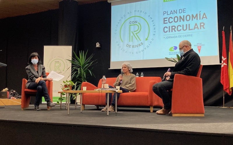 Eva Ortega, de Cyclos S.Coop. Madrid, junto con Marian Lorenzo de Amigos de la Tierra; y Santiago Anés, director de servicios de ESMASA en Alcorcón, durante la jornada de cierre del proceso participativo