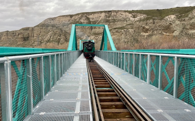 El Tren de Arganda pasa por el puente de La Poveda tras las obras de remodelación