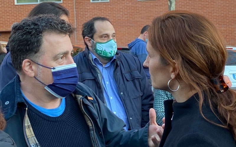 Mónica García charla con el alcalde de Rivas, Pedro del Cura, después de la concentración en defensa de la Sanidad Pública