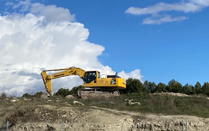Esta es la primera excavadora que trabaja en las obras de ampliación del CEIPSO La Luna