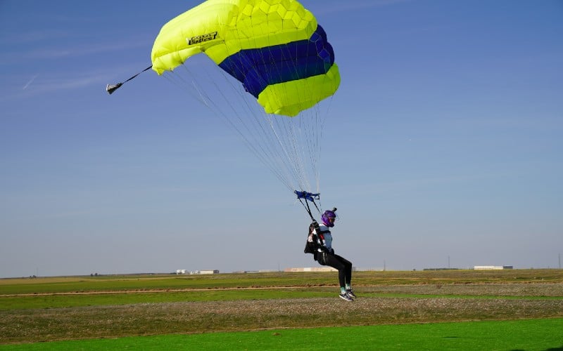 Nuria Fernández, en uno de sus saltos en paracaídas
