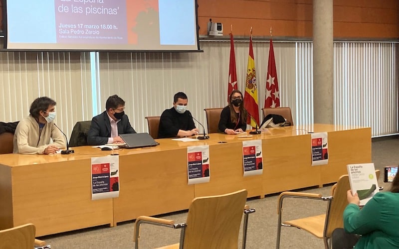 El autor de 'La España en las piscinas', Jorge Dioni López; junto a la concejala de Cultura, Aída Castillejo; el concejal de Participación Ciudadana; y el moderador de la mesa, Alberto López, durante la presentación
