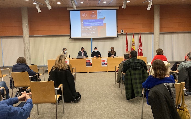 Presentación del libro 'La España de las piscinas', del periodista Jorge Dioni López, en la sala Pedro Zerolo del Ayuntamiento de Rivas Vaciamadrid