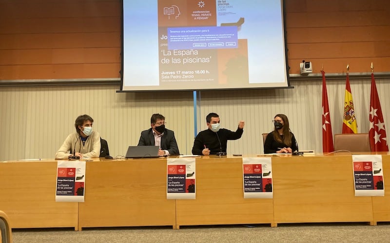 El autor de 'La España en las piscinas', Jorge Dioni López; junto a la concejala de Cultura, Aída Castillejo; el concejal de Participación Ciudadana; y el moderador de la mesa, Alberto López, durante la presentación