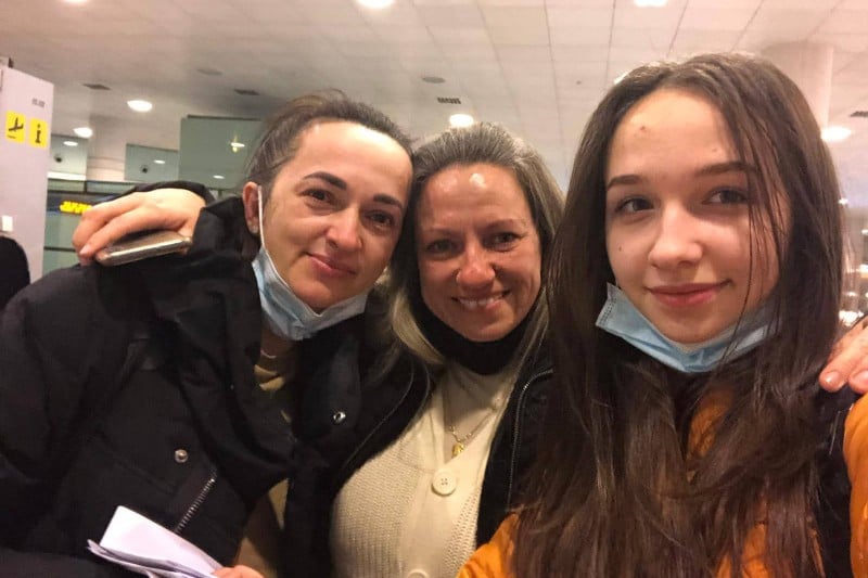   Madre e hija, a su llegada a Barcelona junto a su familiar, contacto que permitió su ecuación de la frontera (foto: José A. Clemente).