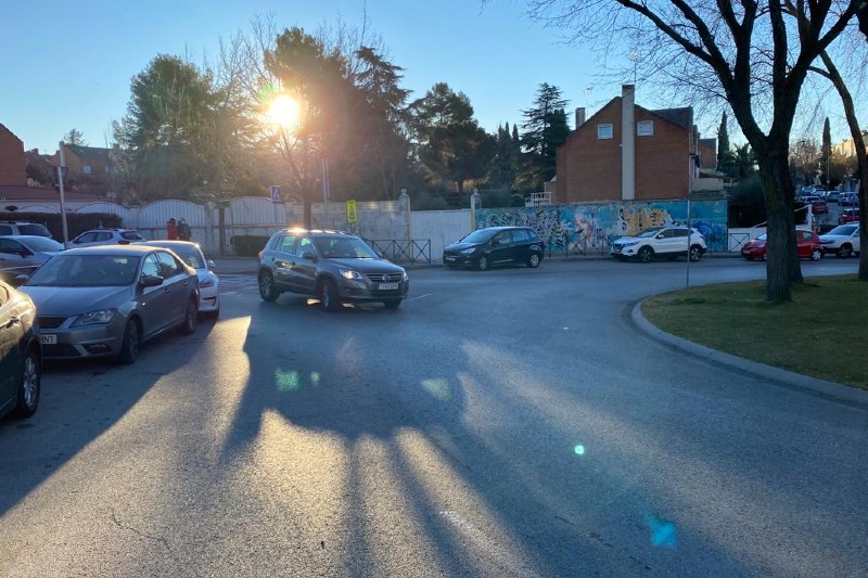 En el Victoria Kent, los vehículos estacionan en la glorieta del paseo de la Chopera con la calle Vicente Aleixandre
