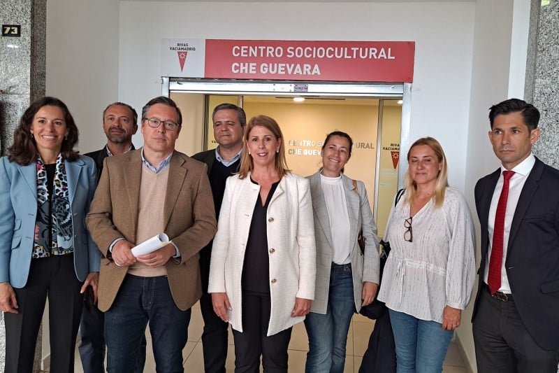 Alfonso Serrano y Janette Novo, junto a otros miembros del Grupo Popular en la Asamblea y el concejal del PP, Francisco Gallardo
