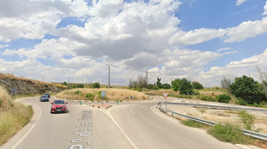 La carretera M-823, a su paso por el Cristo de Rivas