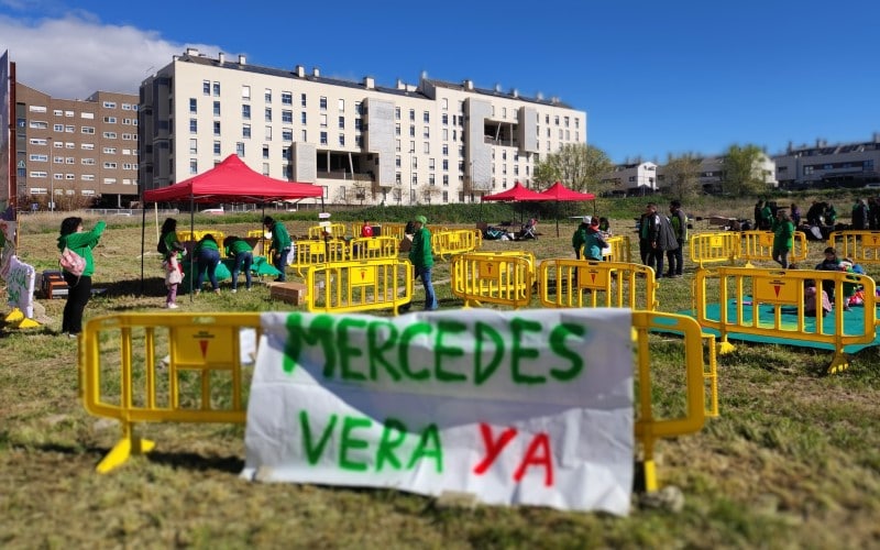 Pancarta reivindicando el colegio Mercedes Vera de Rivas