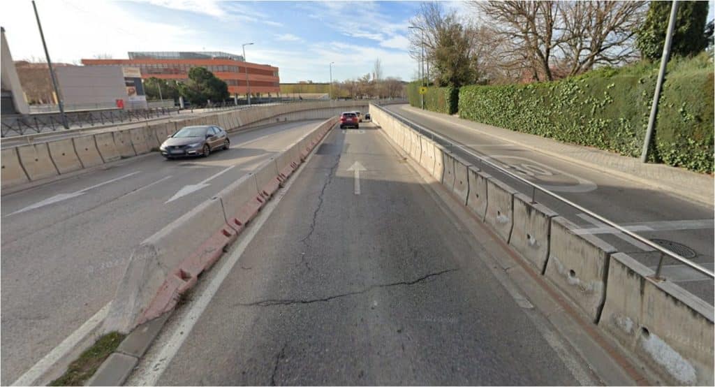 Túnel de salida a la A-3, dirección Madrid, en avenida de Los Almendros