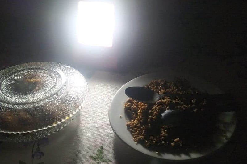 Condiciones en las que tienen que cenar los vecinos del sector 4 por la falta de suministro eléctrico
