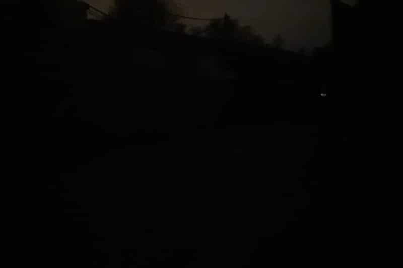 Imagen de la calle del sector 4 de la Cañada Real completamente a oscuras tomada este martes 5 de abril por la noche