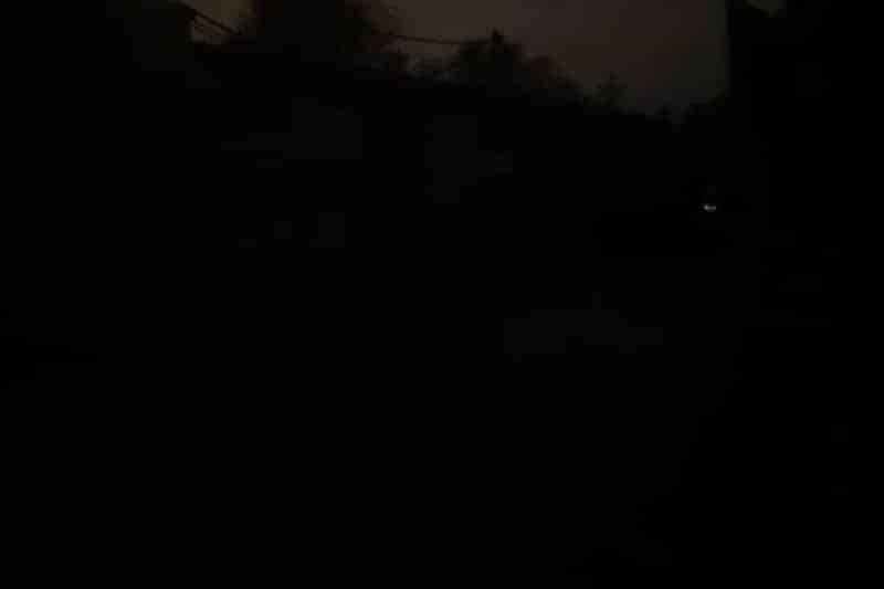 Imagen de la calle del sector 4 de la Cañada Real completamente a oscuras tomada este martes 5 de abril por la noche