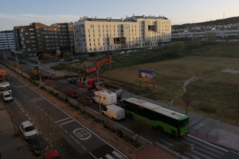 Momento en el que entra la primera excavadora en la parcela del CEIP Hispanidad