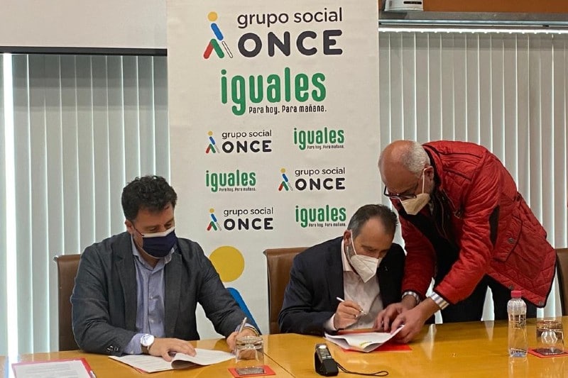 Firma del convenio entre el Ayuntamiento de Rivas y la ONCE