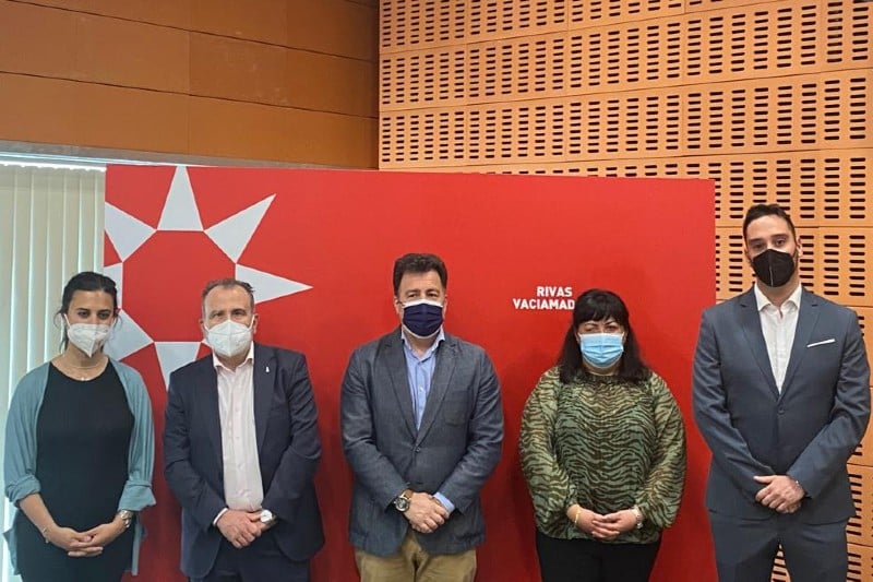 Representantes del Ayuntamiento de Rivas y de la ONCE en el acto de la firma del convenio entre ambas entidades.