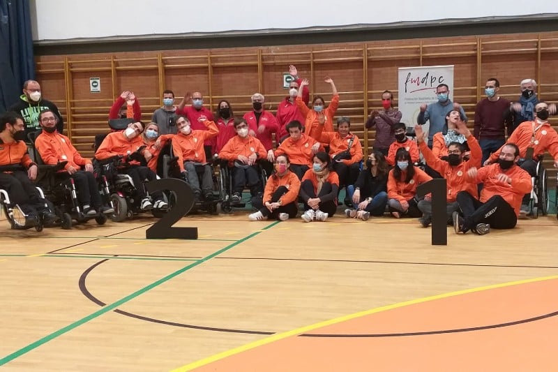 Ismael Muñoz, a la izquierda en la foto, junto al resto de deportistas en la última jornada de la liga autonómica de boccia
