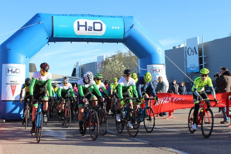 Salida neutralizada del X Memorial Ciclista Carlos Cubillo