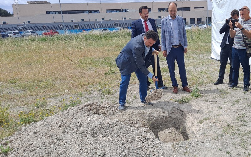 El alcalde de Rivas Vaciamadrid, Pedro del Cura; el CEO de Promored, Hernán Boero, y el responsable de Expansión de Ahorramás, Gaspar Sánchez, en la puesta de la primera piedra del nuevo supermercado y locales comerciales en la calle Lolo Rico de Rivas VaciamadridEl alcalde de Rivas Vaciamadrid, Pedro del Cura; el CEO de Promored, Hernán Boero, y el responsable de Expansión de Ahorramás, Gaspar Sánchez, en la puesta de la primera piedra del nuevo supermercado y locales comerciales en la calle Lolo Rico de Rivas Vaciamadrid