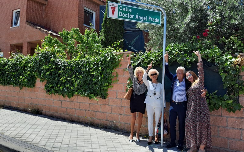 El doctor Ángel Frade y su familia, en la inauguración de la calle que lleva su nombre