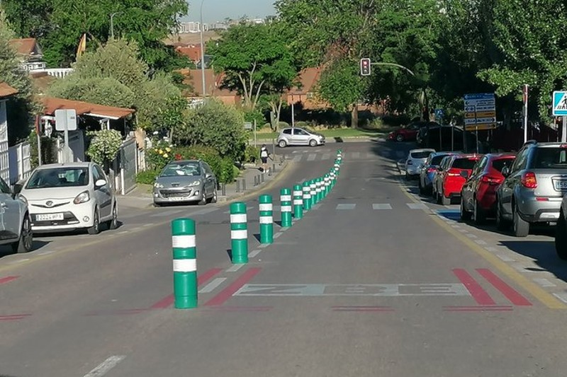 Balizada la calle Aigües Tortes para evitar la doble fila junto al colegio Los Almendros de Rivas