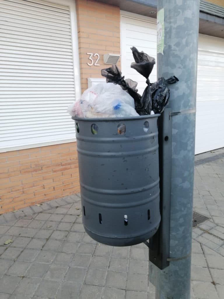 Papelera con residuos no aptos en Rivas (foto: Rivamadrid)
